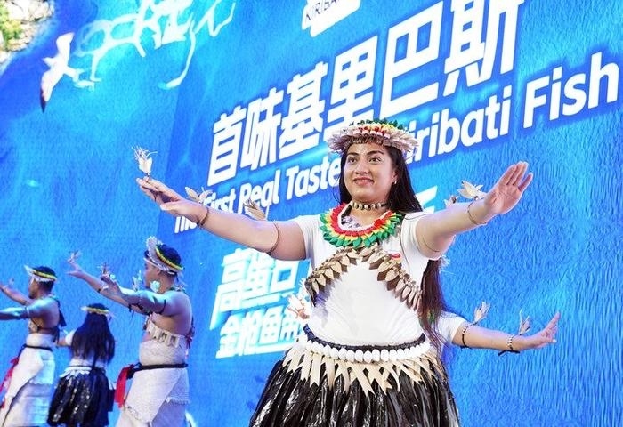 11月8日，来自基里巴斯的参展人员在基里巴斯水产品推介活动上表演。
