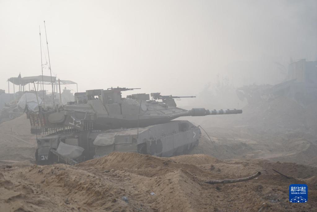 这张以色列国防军11月9日发布的照片显示，以军地面部队在加沙城进行军事行动。新华社发