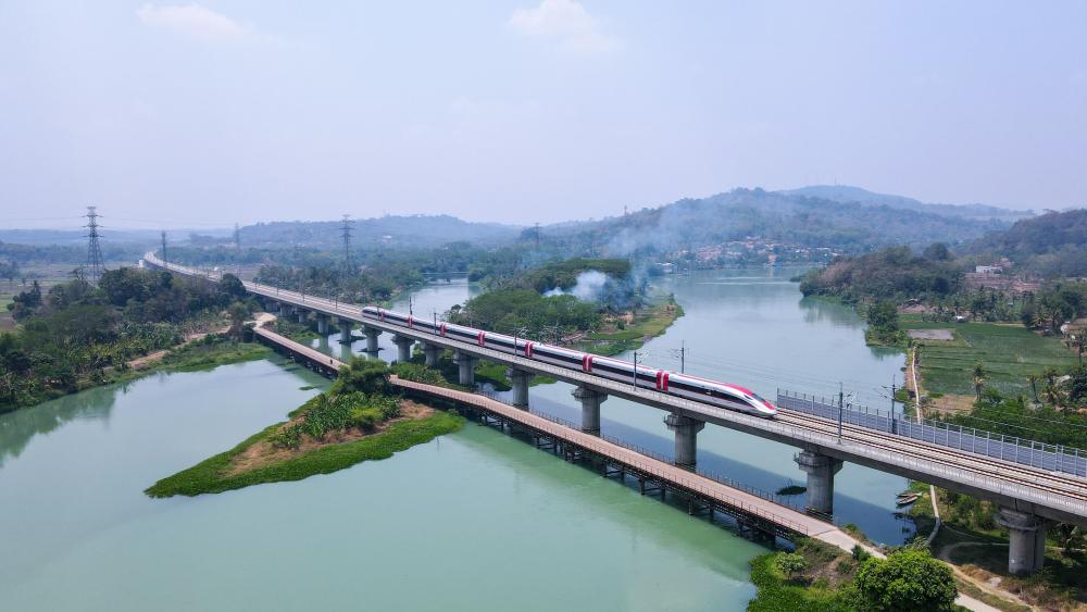 这是2023年9月30日在印度尼西亚普哇加达拍摄的一列行驶中的雅万高铁高速动车组（无人机照片）。新华社记者 徐钦 摄