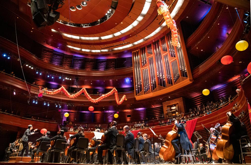 2019年1月29日，上海爱乐乐团与费城交响乐团的演奏家们在美国费城举行的首届中国新年音乐会上携手演出。新华社记者 王迎 摄