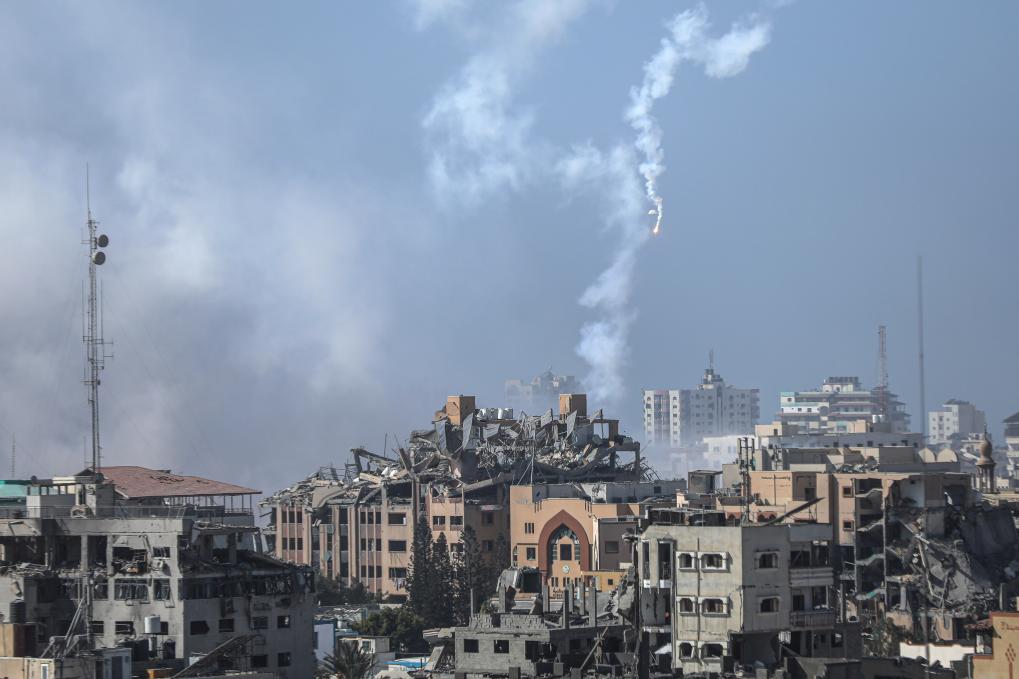 11月9日，加沙城建筑遭以色列军队空袭后升起浓烟。新华社发