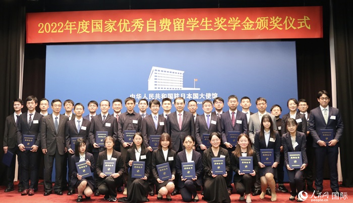 获奖学生与中国驻日本大使吴江浩合影留念。人民网 许可摄