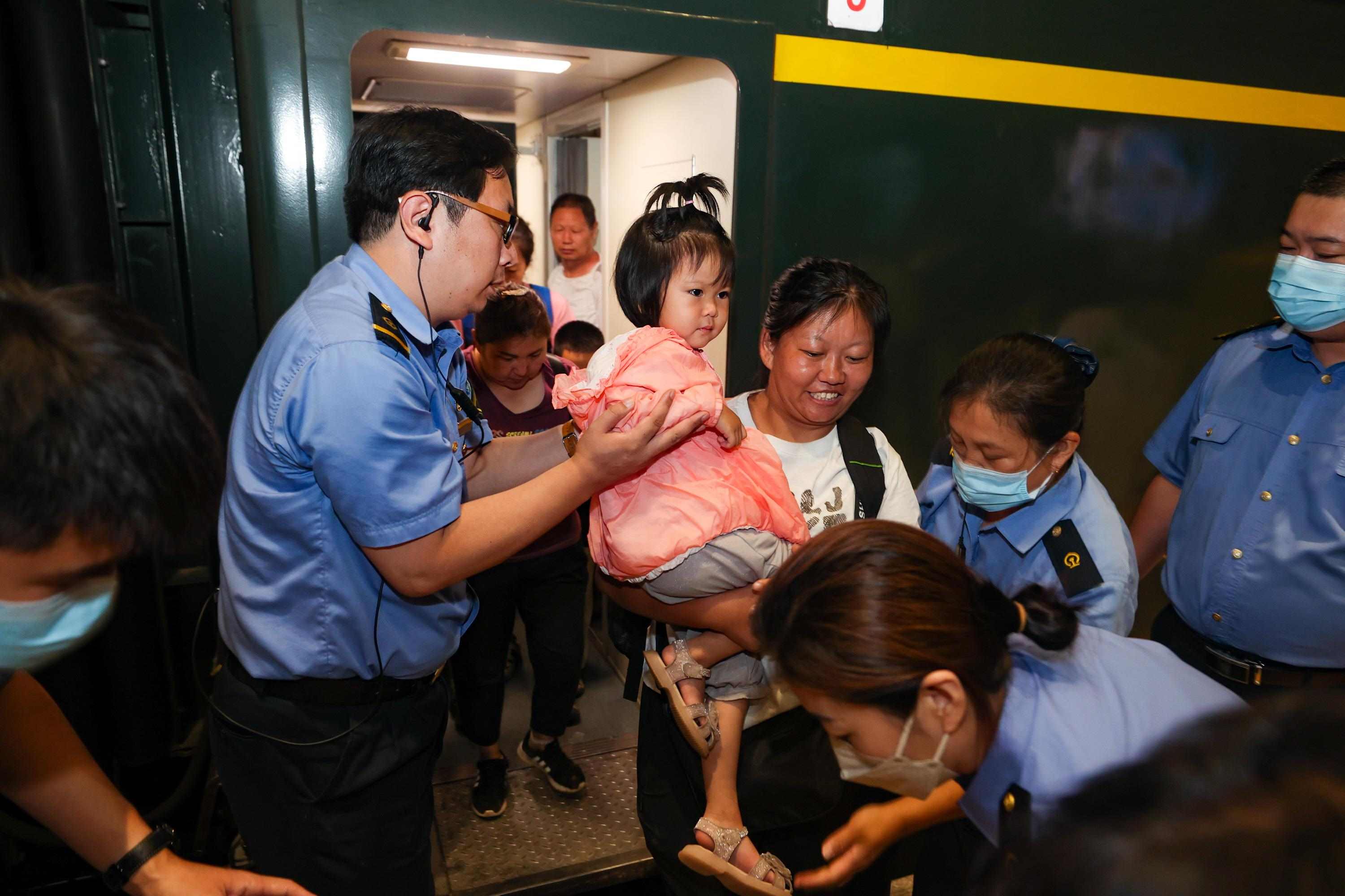 2023年8月2日，因强降雨被困的K396次列车第二批近500名旅客在救援队的一路护送下，徒步五个小时抵达妙峰山镇水峪嘴村。稍作休整后，他们乘坐临时旅客列车前往北京丰台站。