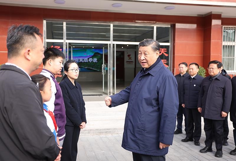 2023年11月10日，习近平总书记在北京门头沟妙峰山民族学校，亲切慰问因公牺牲烈士家属。