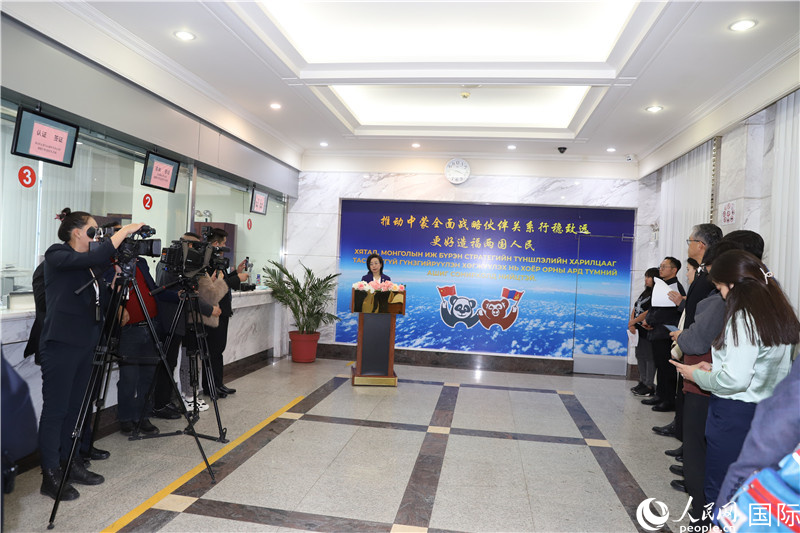 11月10日，沈敏娟大使为赴华蒙古国公民颁发签证和认证书仪式现场。人民网记者 霍文摄