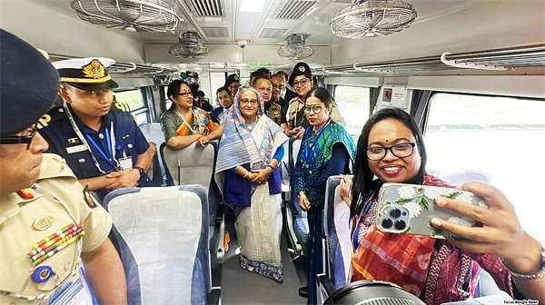 孟加拉国总理与当地民众在火车车厢内合影。中国土木工程集团有限公司供图