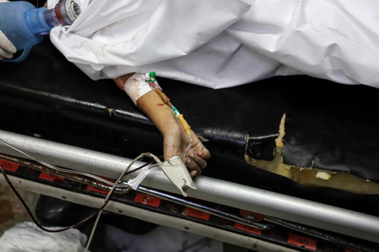 11月12日，一名伤者在加沙地带南部城市汗尤尼斯接受治疗。新华社发（里泽克·阿卜杜勒贾瓦德摄）