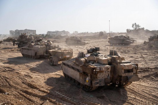 这张以色列国防军11月12日发布的照片显示，以军地面部队在加沙地带北部开展军事行动。新华社发