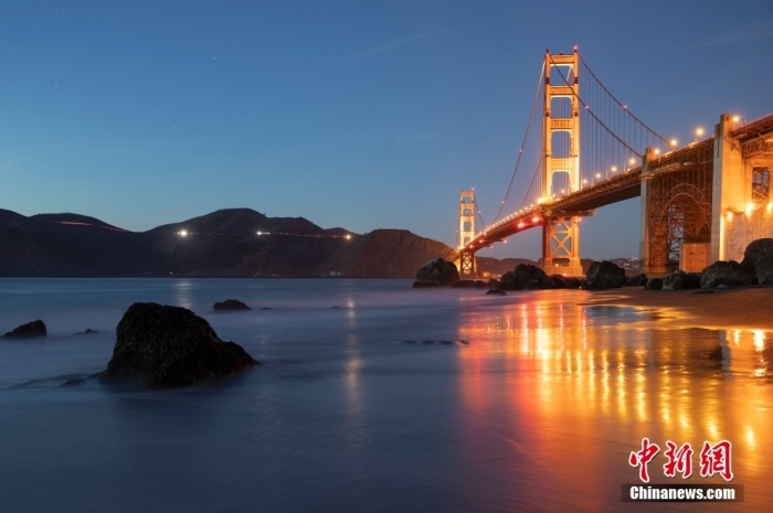 当地时间10月29日，美国旧金山金门大桥在海浪和夜色的衬托下美如一幅画。<a target='_blank' href='/'><p class=