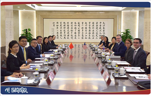 ｜｜贝莎兰（右二）参加了今年6月在北京举行的中美外交官会谈