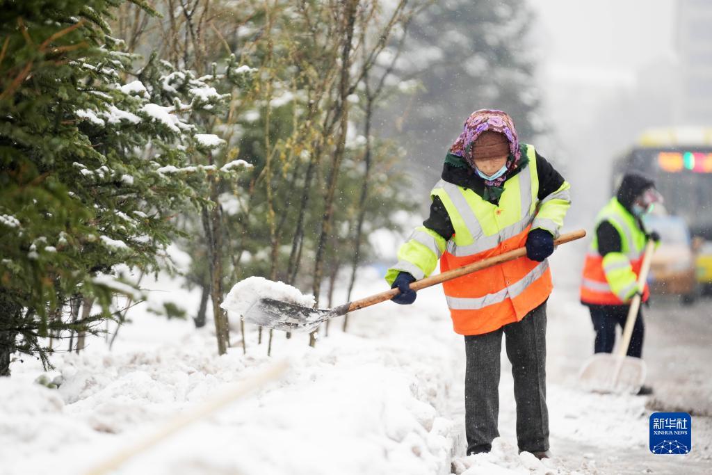11月16日，环卫工人在清理道路上的积雪。当日，黑龙江哈尔滨市迎来雨雪天气。新华社记者 王建威 摄