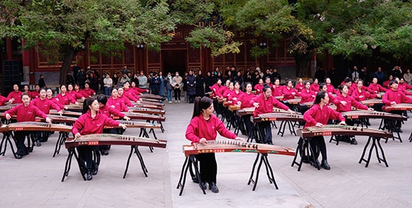 活动中，百余名师生共同演奏。中央音乐学院供图