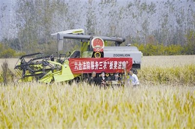  图②：干警就地解纷场景。