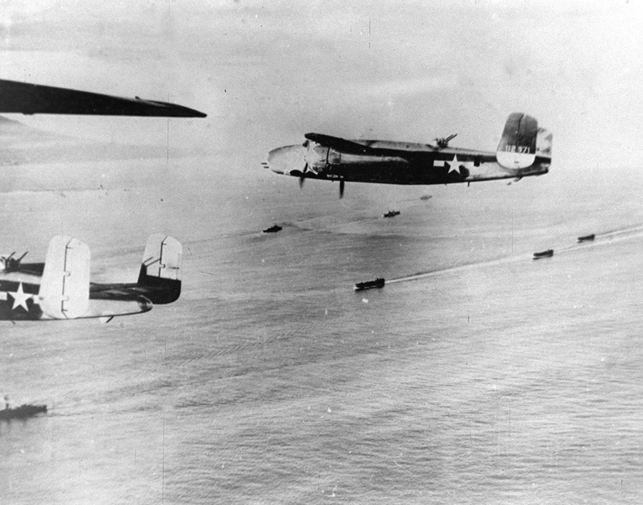 1942年4月18日，美国航空母舰甲板上B－25解放式轰炸机起飞轰炸东京工业区域，此为日本首次受盟军之进攻。