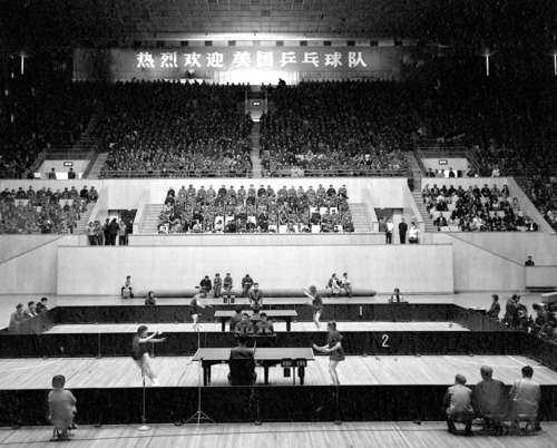 1971年4月13日，中华全国体育总会举行欢迎仪式，欢迎前来中国进行访问的美国乒乓球代表团。中美两国乒乓球运动员在北京首都体育馆进行了友谊比赛。 新华社发