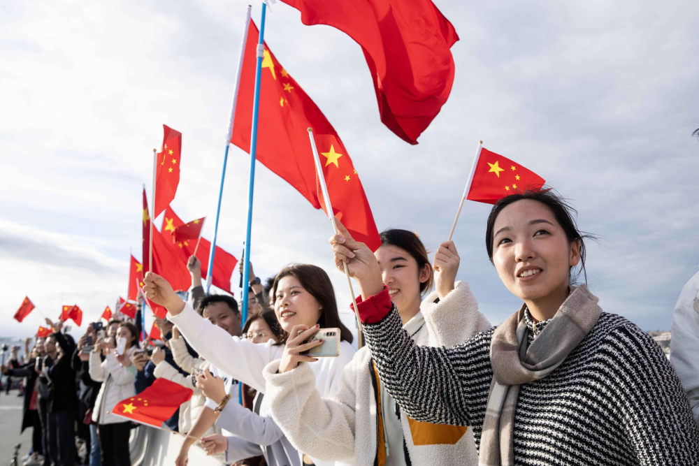 △当地时间11月14日，华侨华人和中国留学生代表在沿途街道，热烈欢迎习近平主席到访。
