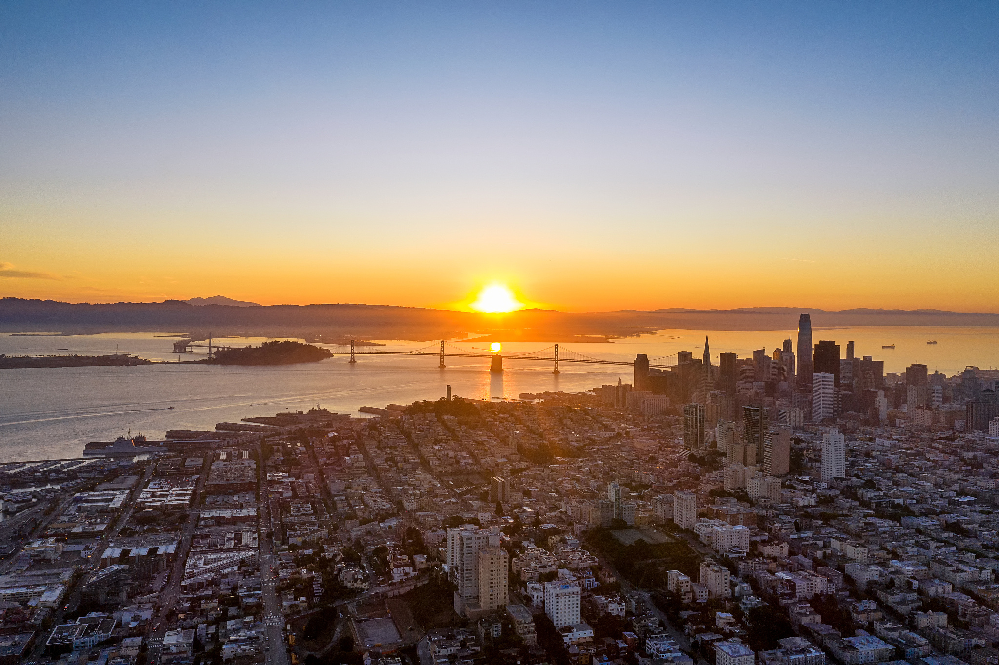 日出时分的旧金山。