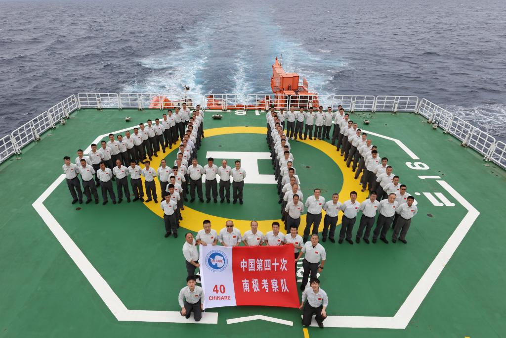 图为2023年11月10日，中国第40次南极考察队在“雪龙2”号上排列成“40”字样的队形合影留念。（新华社记者周圆摄）