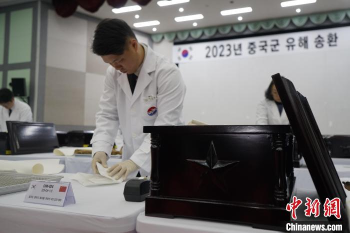 当地时间11月22日上午，第十批在韩中国人民志愿军烈士遗骸装殓仪式在韩国举行。图为韩方工作人员对志愿军烈士遗骸进行装殓。中新社记者刘旭 摄
