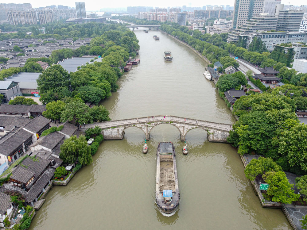 2022年5月27日，货船通过京杭大运河杭州段拱宸桥。（新华社记者江汉 摄）