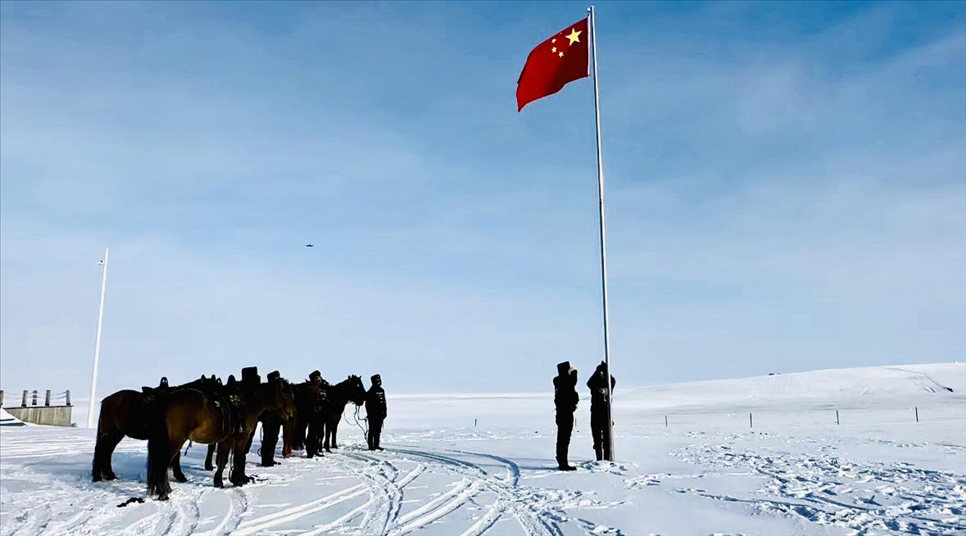 “海东青”骑警队进行升国旗仪式。 人民网记者 金洪花摄