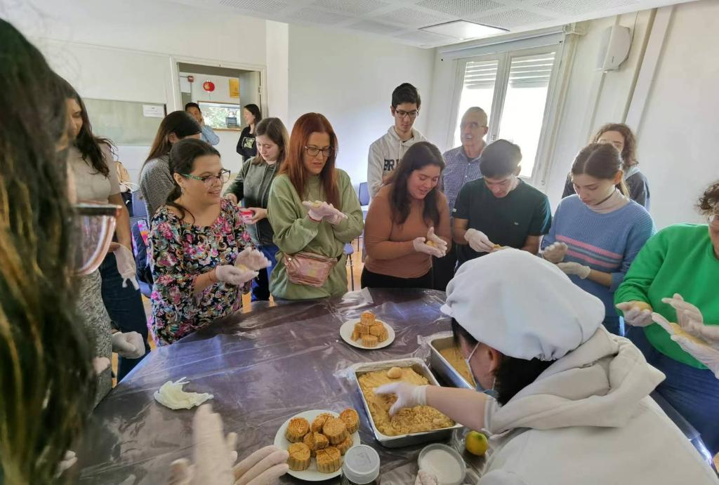2023年9月29日，乌拉圭共和国大学孔子学院师生一起做月饼，欢度中秋节。