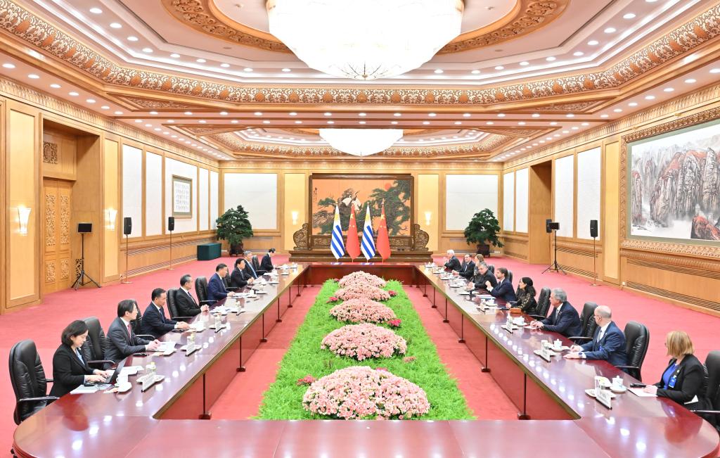 11月22日下午，国家主席习近平在北京人民大会堂同来华进行国事访问的乌拉圭总统拉卡列举行会谈。