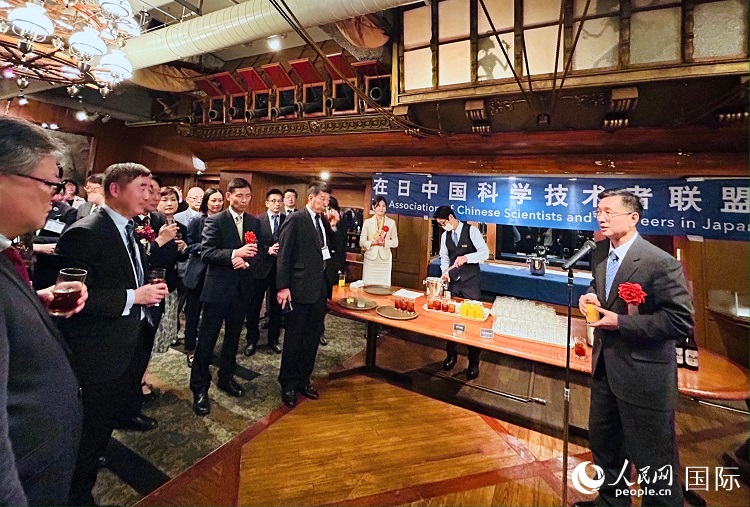 中国驻日本大使馆教育处公使衔参赞杜柯伟在纪念酒会上致祝酒词。人民网 许可摄