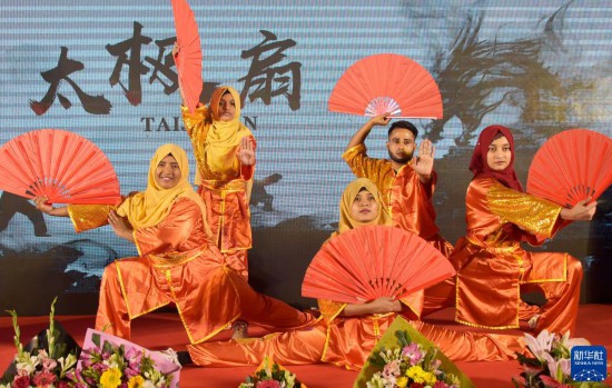 11月22日，在孟加拉国达卡，学生在孔子课堂揭牌仪式上表演。新华社发（萨利姆摄）