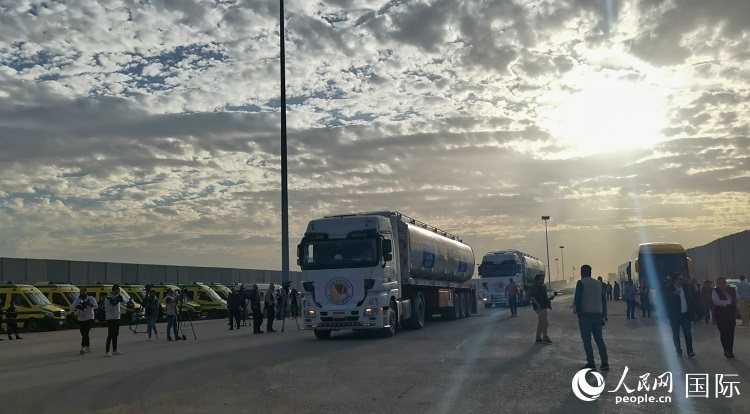 11月22日准备通过拉法口岸进入加沙的装有燃料的卡车。人民网记者 沈小晓摄