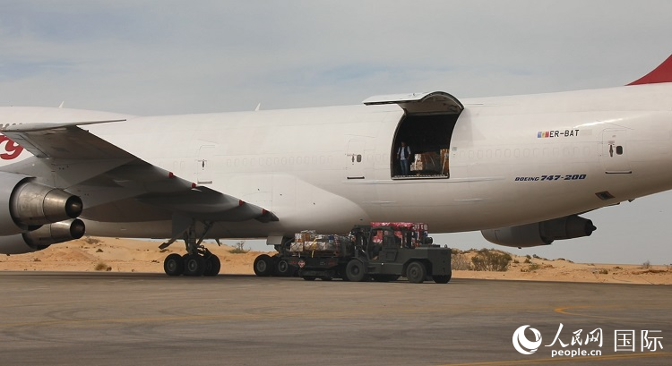 11月22日装载有人道主义物资的飞机在阿里什机场降落。人民网记者 沈小晓摄