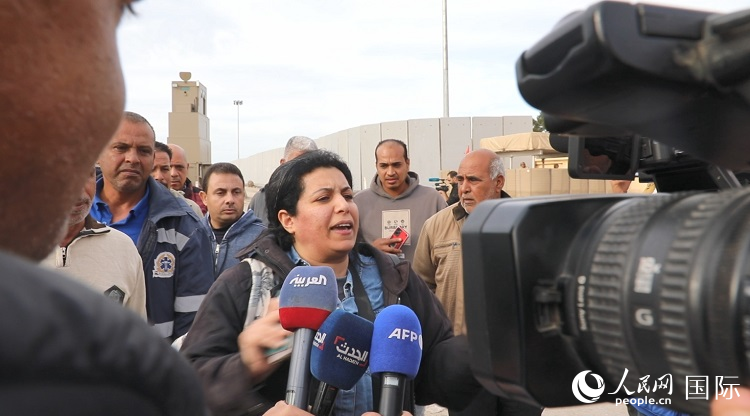11月22日抵达拉法口岸埃及一侧的巴勒斯坦民众在接受记者采访。人民网记者 沈小晓摄