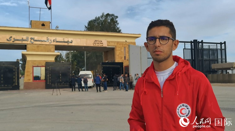 埃及红新月会志愿者阿里·纳赛尔在接受记者采访。人民网 沈小晓摄