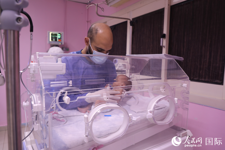阿里什医院的医生正在救护来自加沙地带的早产儿。人民网记者 沈小晓摄