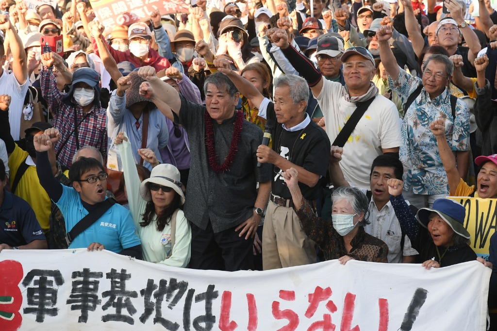 11月23日，在日本冲绳县，民众在集会上高呼口号。新华社记者冯武勇摄