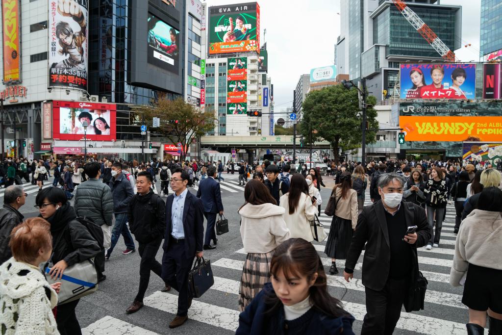 11月15日，人们走过日本东京涩谷车站前的十字路口。新华社记者张笑宇摄