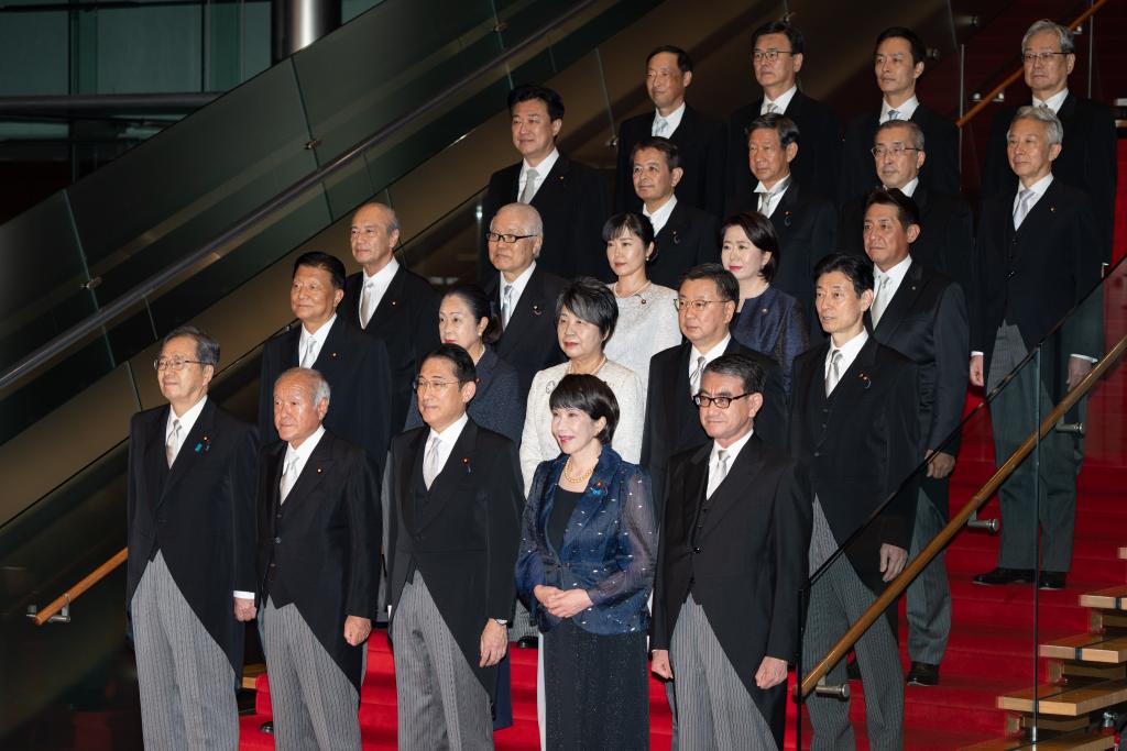 9月13日，日本首相岸田文雄（前排中）在东京的首相官邸率阁僚合影。新华社记者张笑宇摄