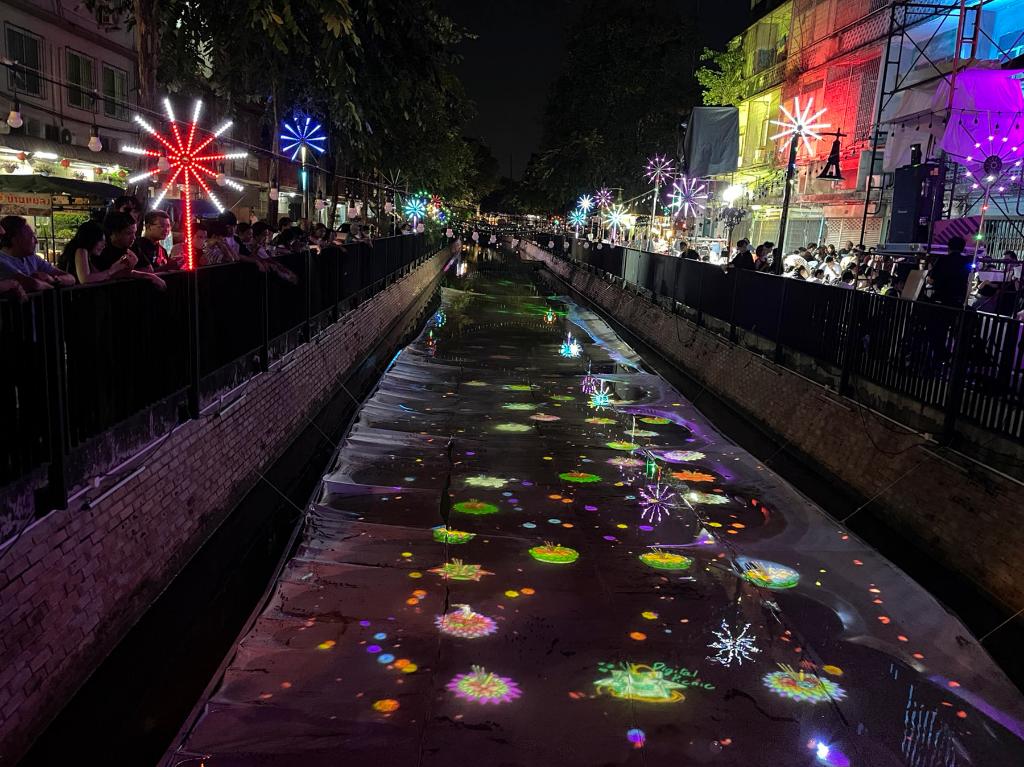 11月27日，色彩斑澜的数字水灯投影到曼谷老城区翁昂运河上。新华社记者陈家宝摄