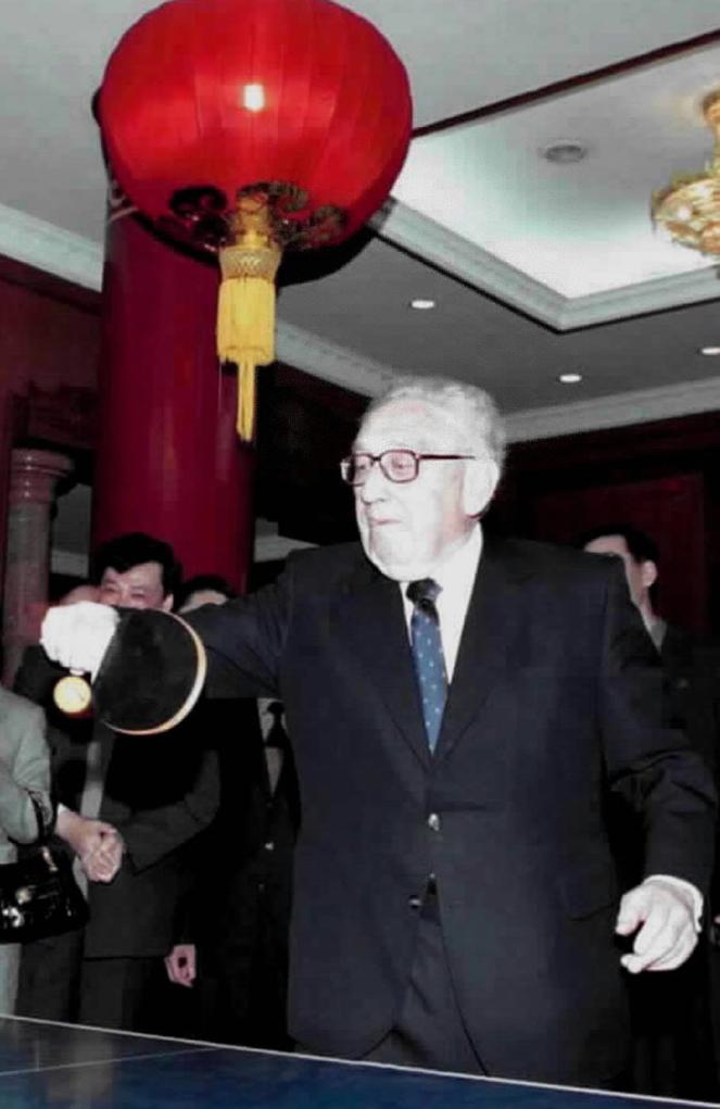 2001年3月18日，基辛格在中国人民对外友好协会纪念中美“乒乓外交”30周年的招待会开始前挥拍助兴。新华社发