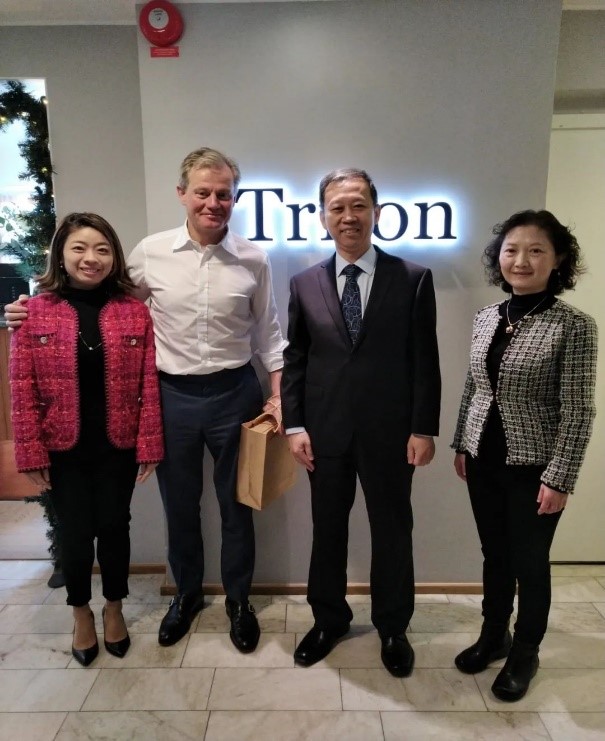 中国驻瑞典大使崔爱民（右二）参访德腾基金瑞典公司和瑞典爱励士医疗公司。中国驻瑞典大使馆供图。