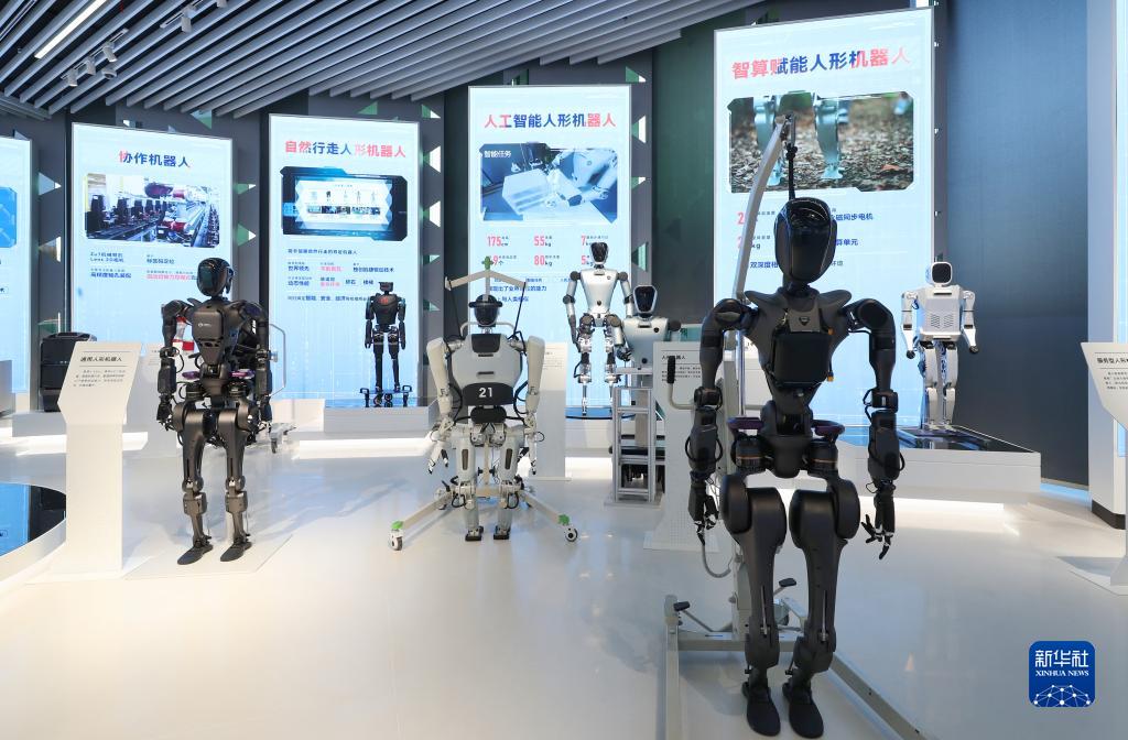 这是2023年11月29日在上海科技创新成果展上拍摄的机器人展品。新华社记者 方喆 摄