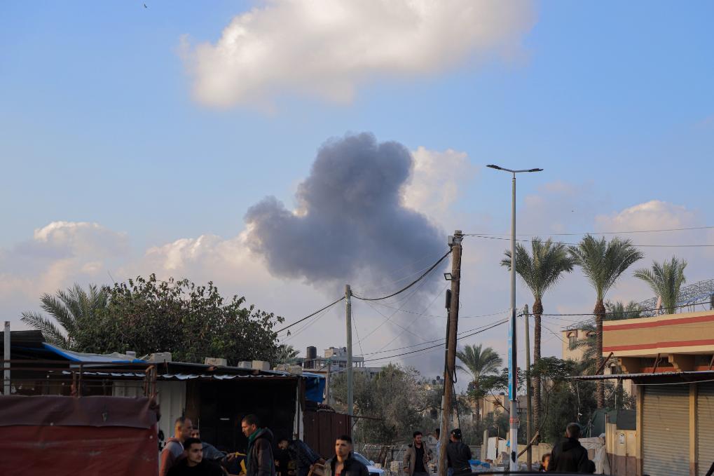 12月1日，浓烟从加沙地带南部城市汗尤尼斯一处被炸地点升起。新华社发（里泽克·阿卜杜勒贾瓦德摄）