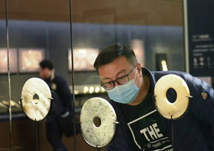 游客在良渚博物院观看玉璧。新华社记者 翁忻旸 摄