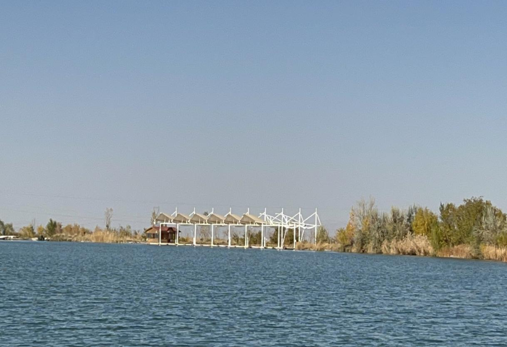 2023年11月1日，督察组拍摄到弱水花海景区建有人工湖及水上游乐设施。（中央第四生态环境保护督察组供图）