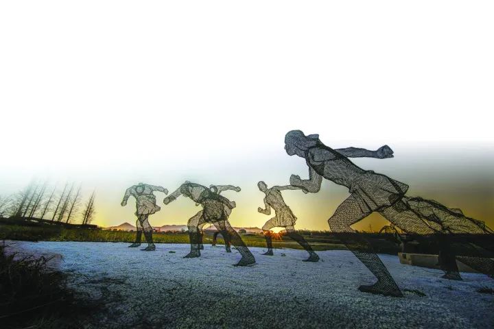 图为良渚古城遗址内劳作的先民雕塑。在熹微的晨光中，良渚先民似乎迎来了重生，正带领我们走进一个古老而辉煌的神王之国。