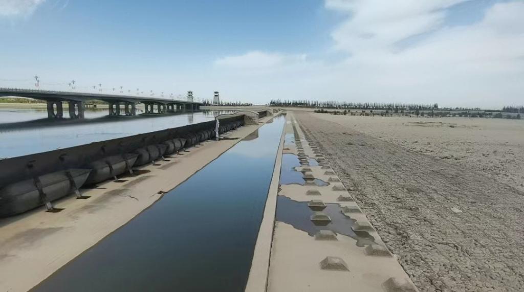2023年8月24日，督察组前期暗查看到甘州区黑河新城大桥下游建设的橡胶坝在蓄水。（中央第四生态环境保护督察组供图）