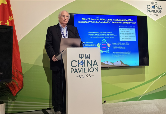 国际清洁交通委员会创始主席迈克尔·沃什发言。COP28中国角供图。