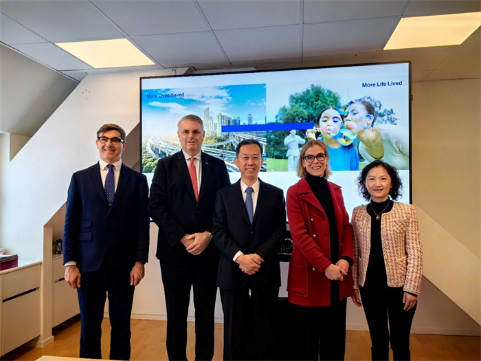 中国驻瑞典大使崔爱民（左三）访问奥托立夫公司。中国驻瑞典大使馆供图。