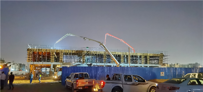 图为伊拉克卡尔巴拉省一处示范学校项目夜间施工场景。中国电建供图