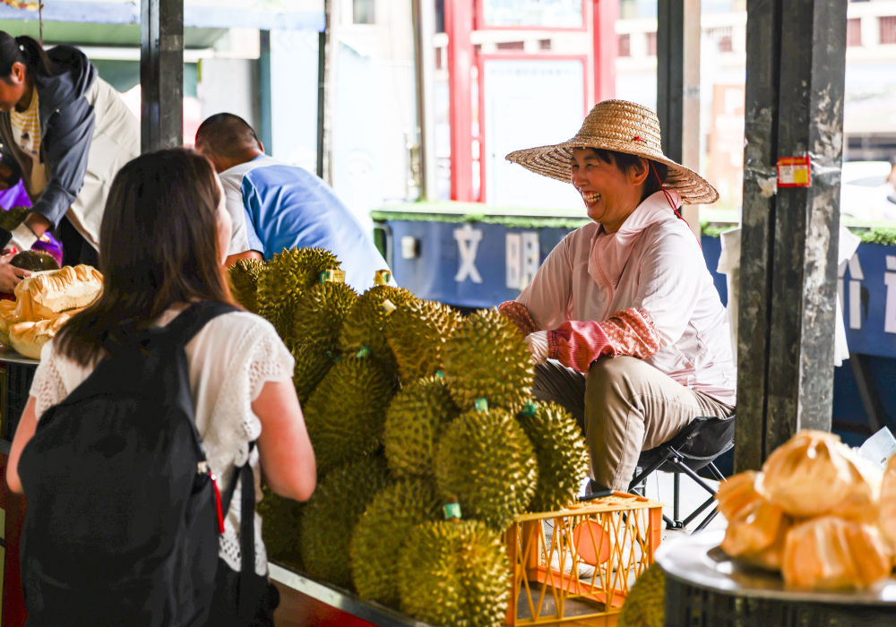 2023年5月18日，越南果商在广西东兴售卖榴莲。新华社记者 胡星宇 摄